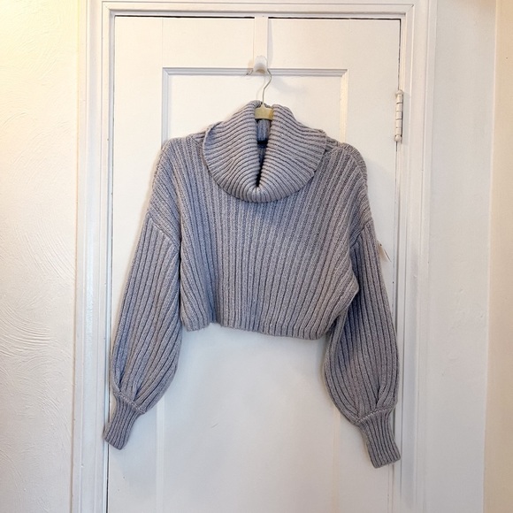Urban Outfitters Mia Chunky Turtleneck Cropped Gray
Sweater size Small - Picture 2 of 2